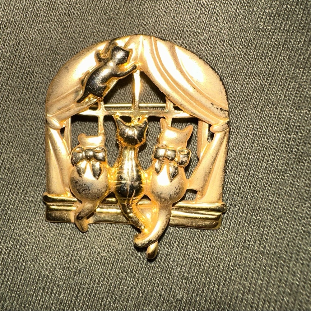 Women’s vtg AJC cats looking out a window brooch pin